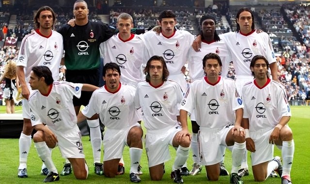 AC米兰队史今天：2003年又一位马尔蒂尼队长为米兰高举欧冠奖杯（5月28日）