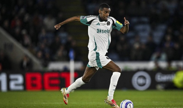 纽卡斯尔客场战平布莱顿：伊萨克点球救主，明特赫反戈一击